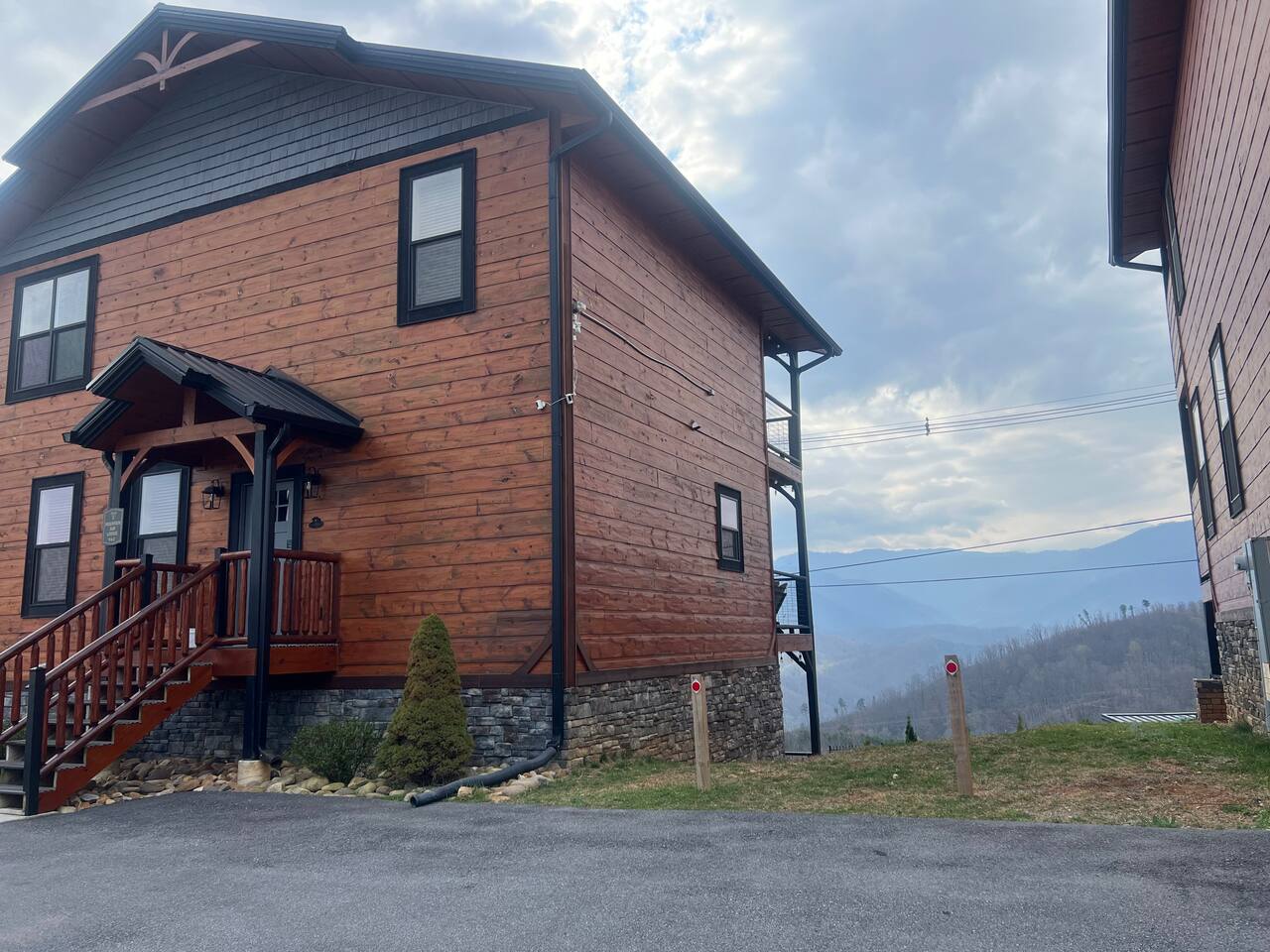 New* Luxury Mountain Views, Theater, HotTub & Dogs