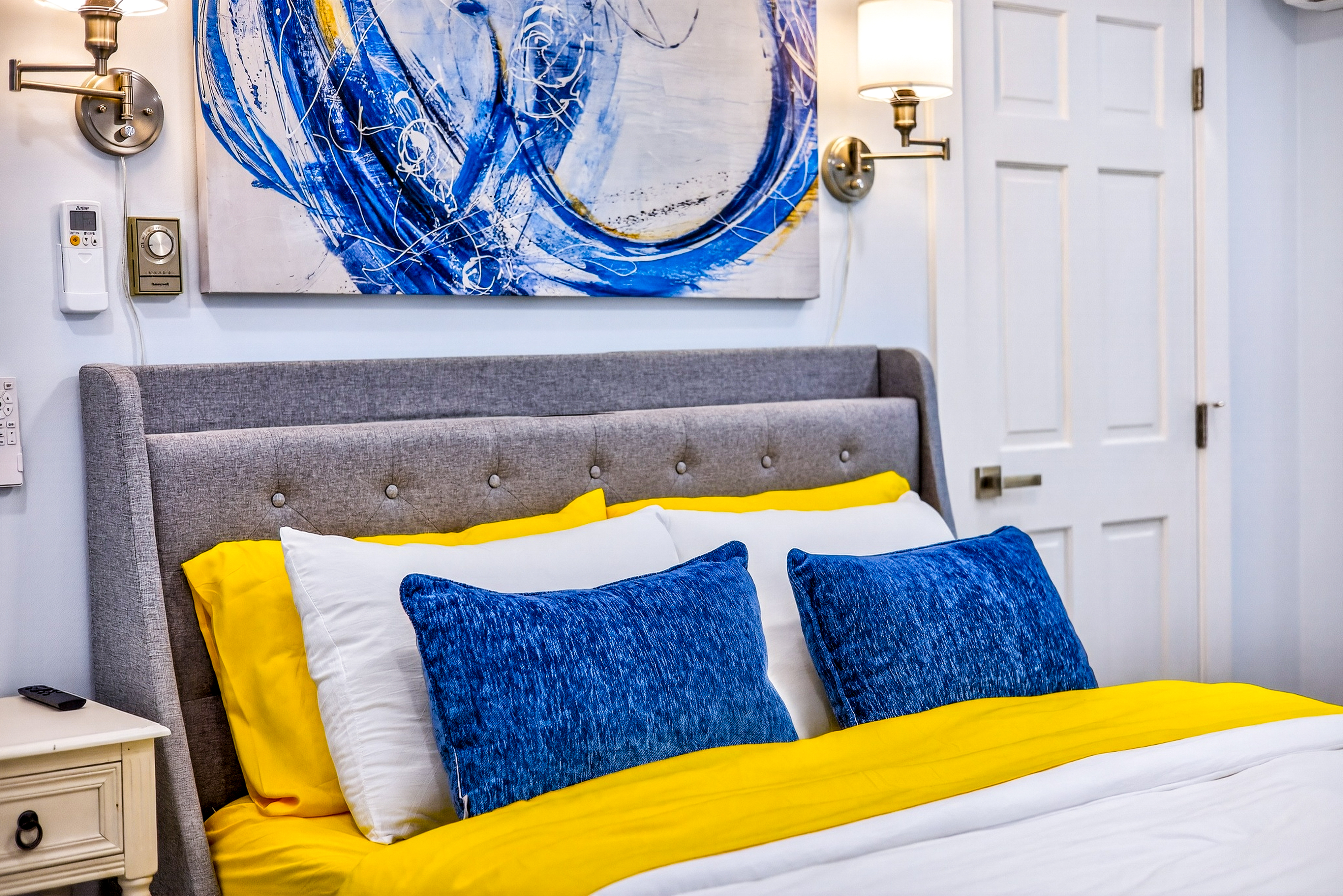 Steps to Beach - Private Deck, Parking, AC