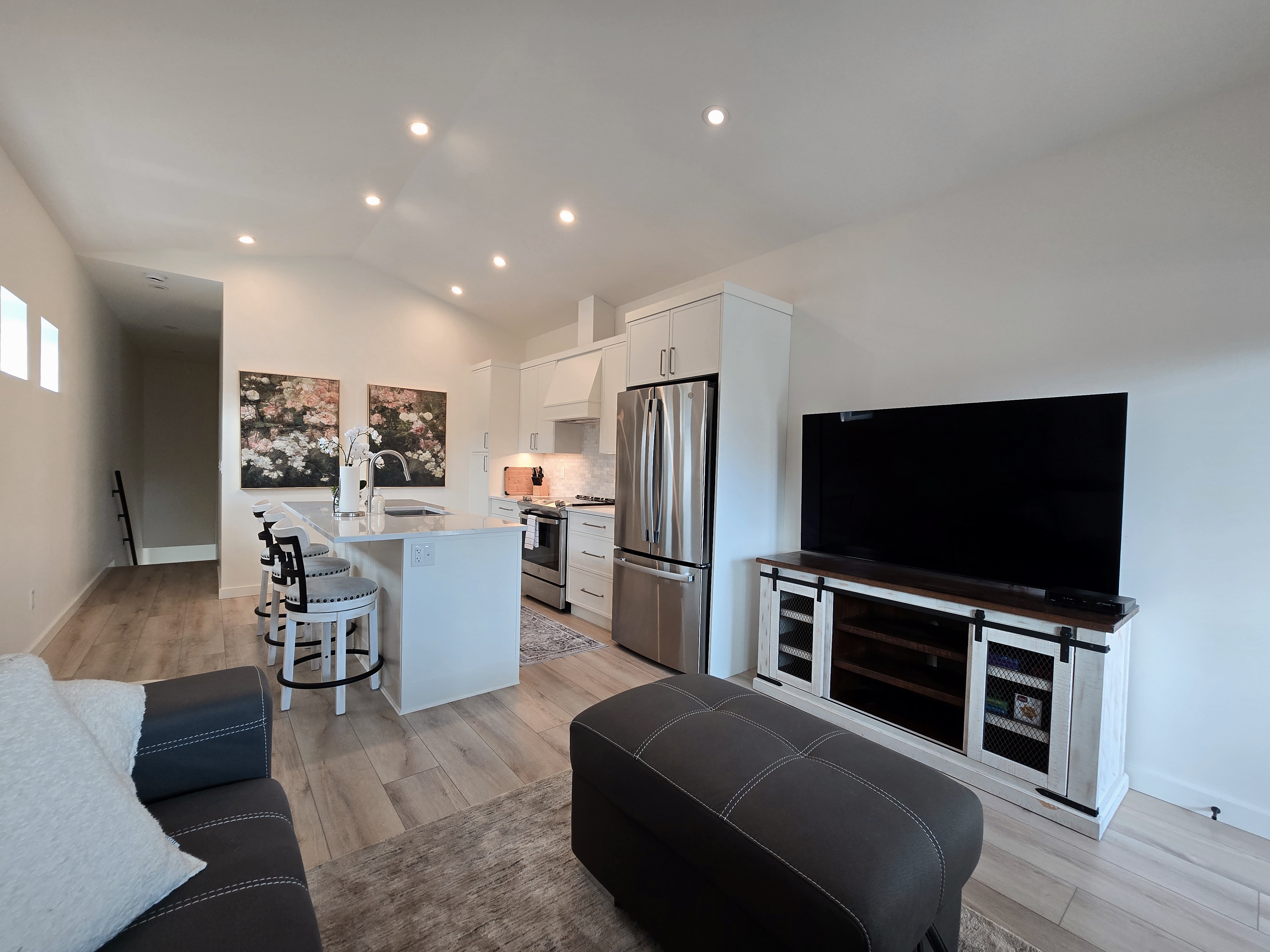 Cozy Modern Penticton Retreat