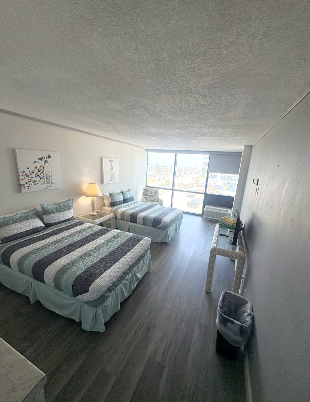 Oceanview Studio w/kitchenette, pool, tiki bar