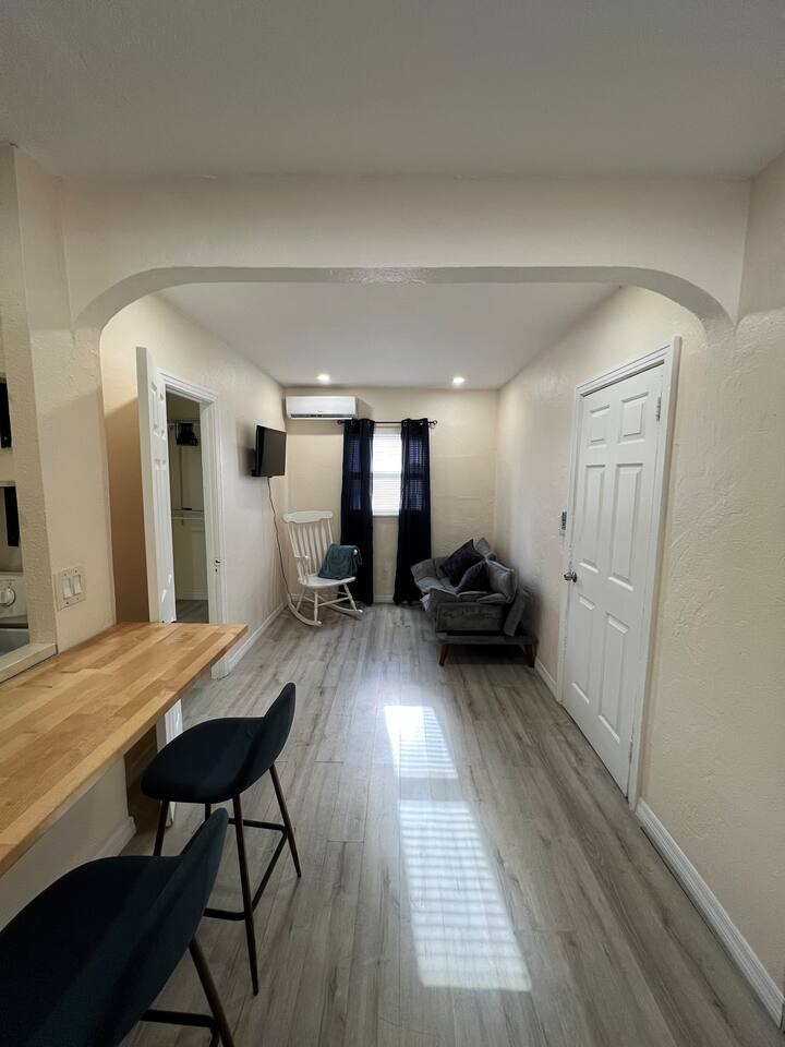 Cozy 1BR Guest Suite by Design District