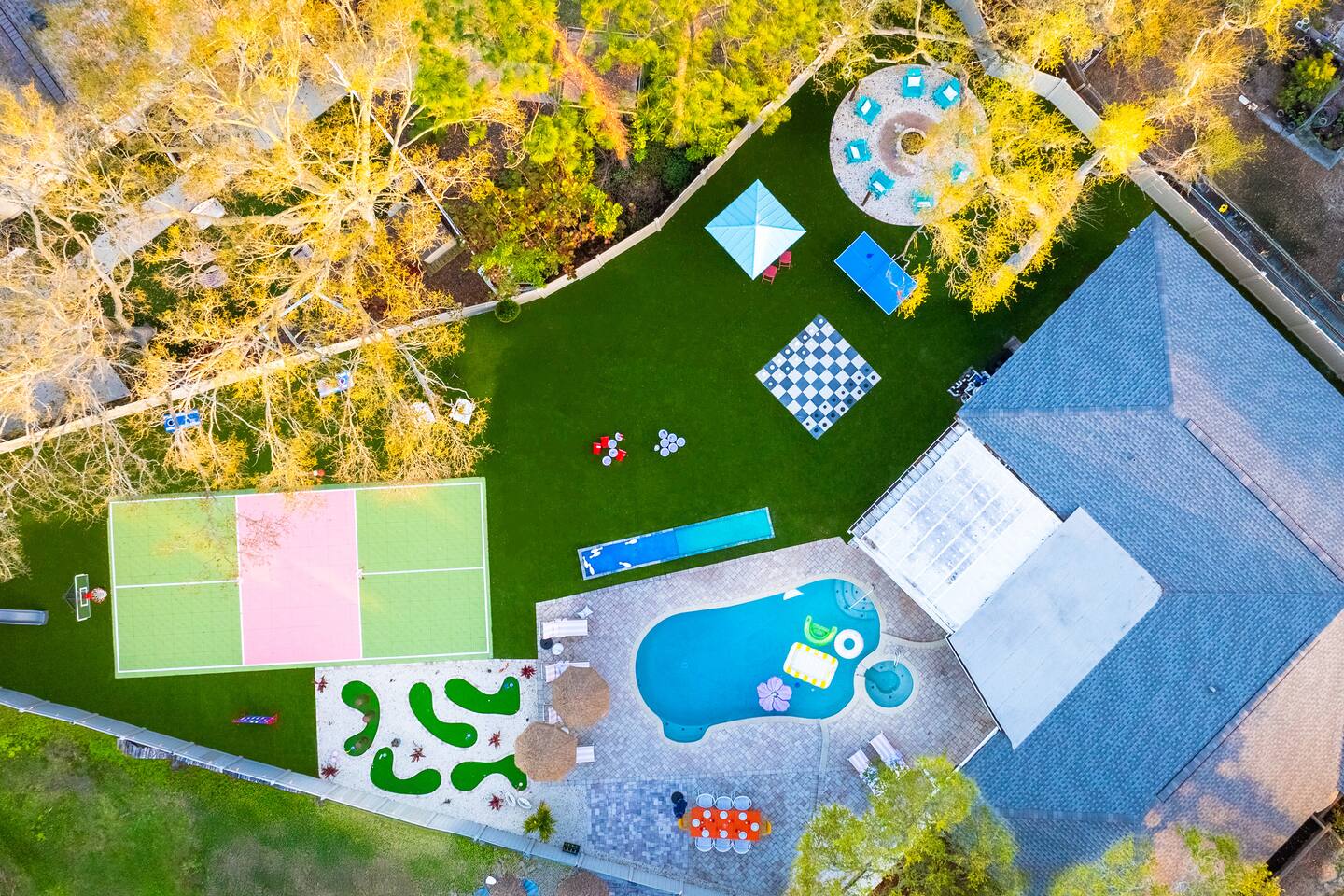 Pickleball, Heated Pool & Games! 5 Mins to Beach!
