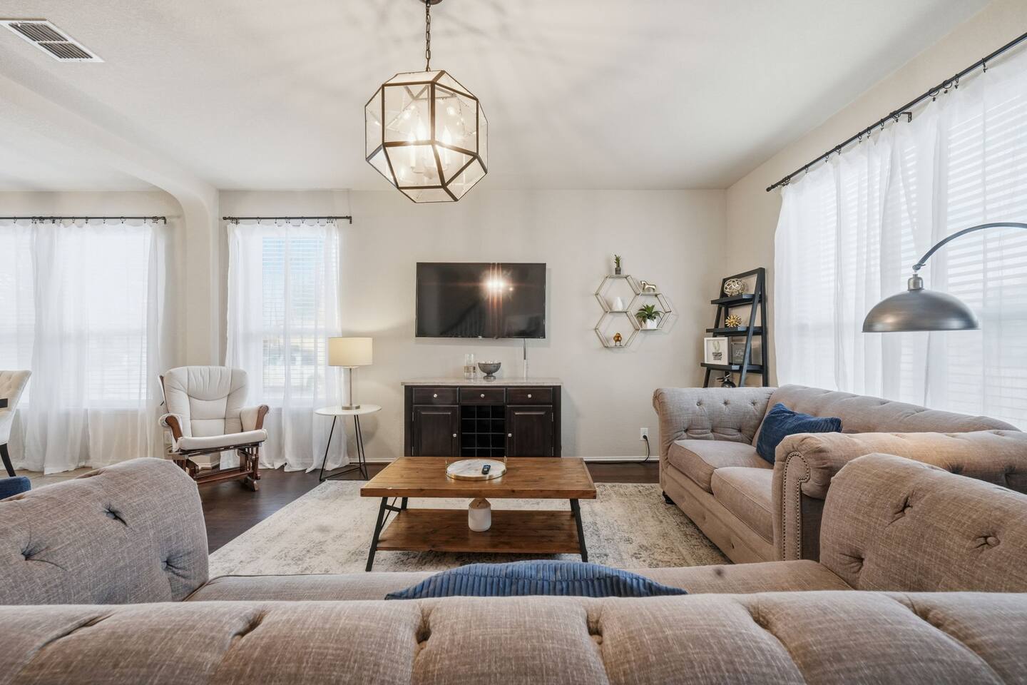 Spacious 5BR Home w/ Theater Near Randolph AFB
