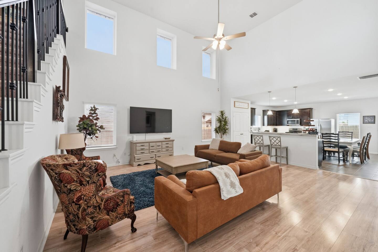 Huge 5BR Home Near Randolph AFB, Family/Groups