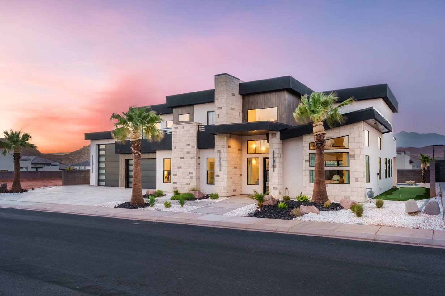 Sleeps 26 | Private Pool + Pickleball | Minutes to Zion & Golf