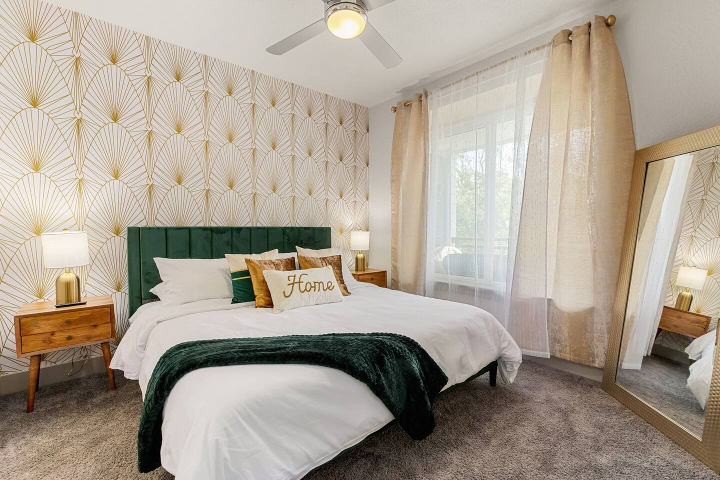 Riverwalk Nearby | King Bed | Downtown Stay