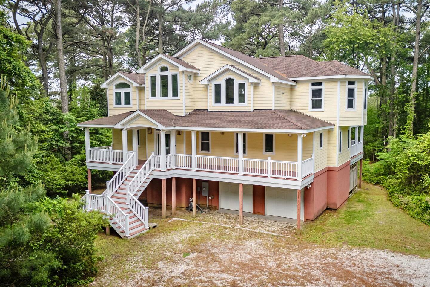 6 BR Home w/Private Beach + Community Pool