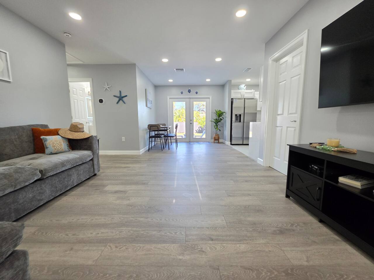 Beach House! 10 Min to Clearwater · EV Charger