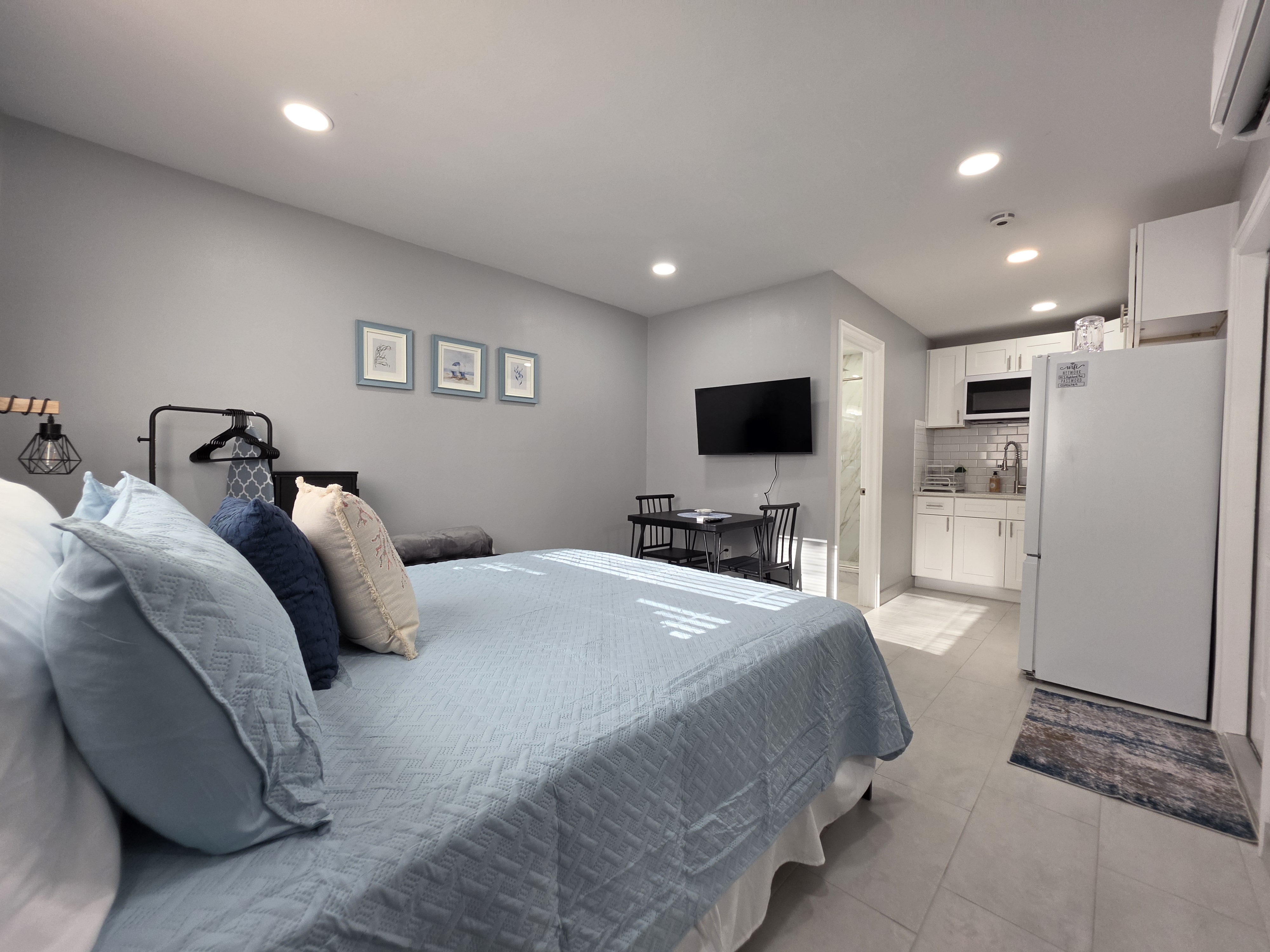 Cozy suite · 10 min to Clearwater · EV charger