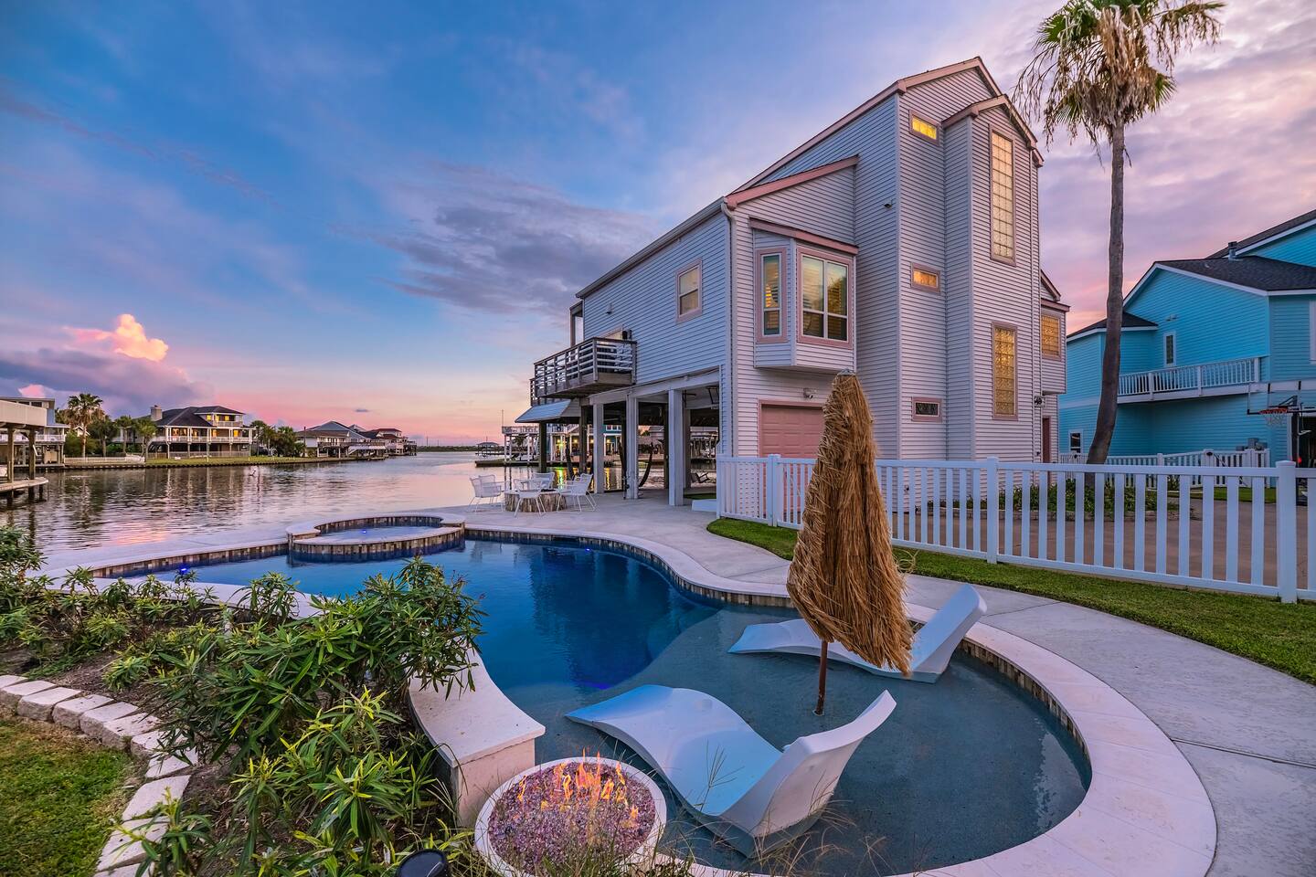 Bay Views • Cozy Family Stay • Near Beach