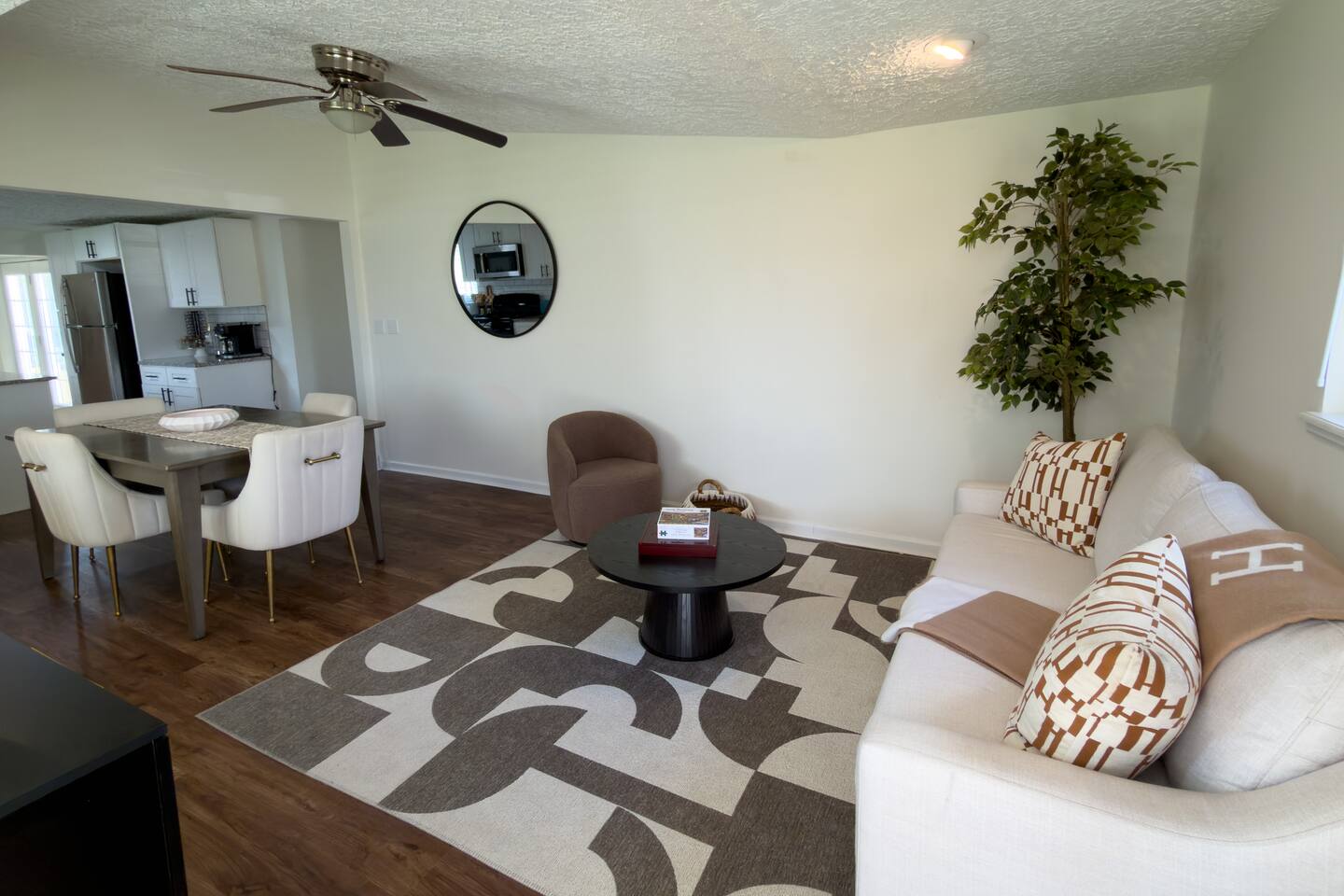 Renovated 4BR, Minutes to the Airport