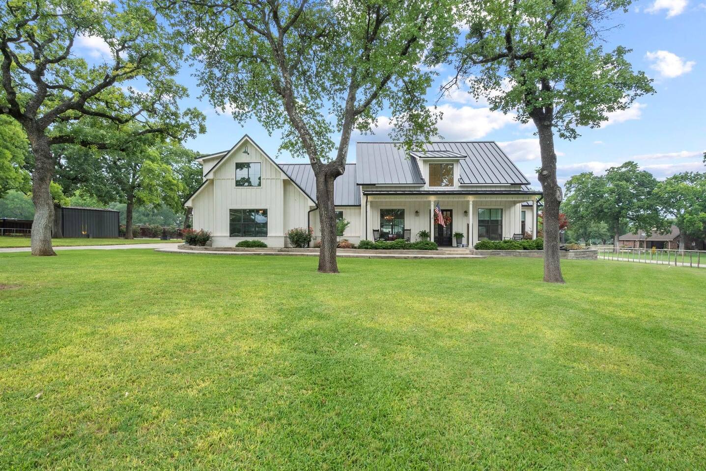 4BR Farmhouse Sleeps 10 | 30 min to Fort Worth