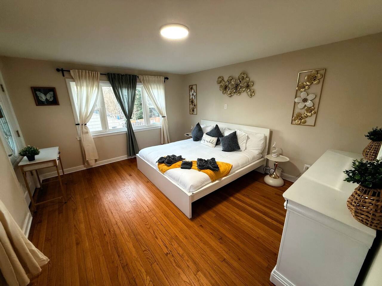 Yale/Hosp Room, Workspace – 1