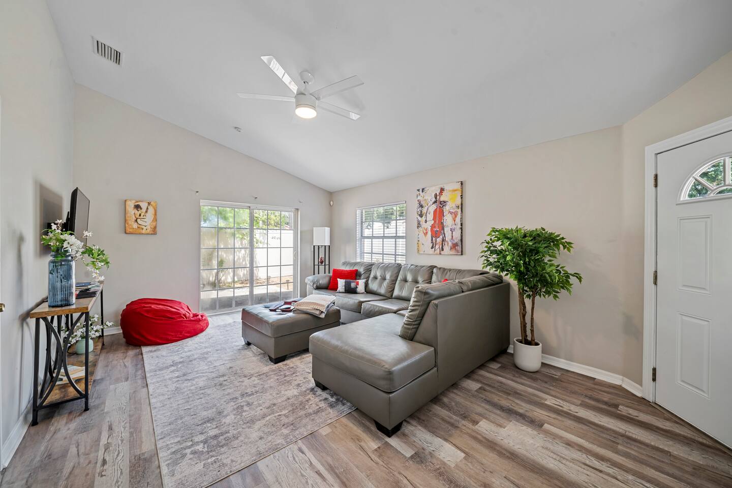 4 Min to Ybor City | Cozy Tampa Retreat