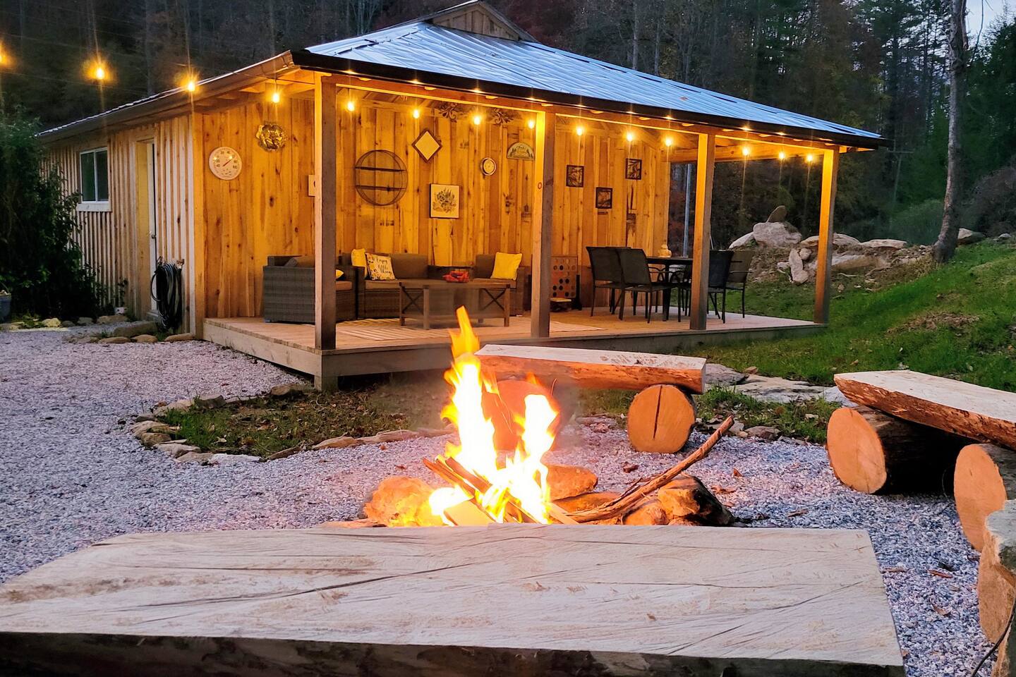 Creekside Cottage - pool table, firepit, Hot Tub!