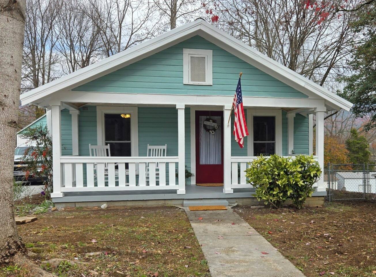 Downtown Bungalow - Explore-Shop-Eat-Hike-Raft