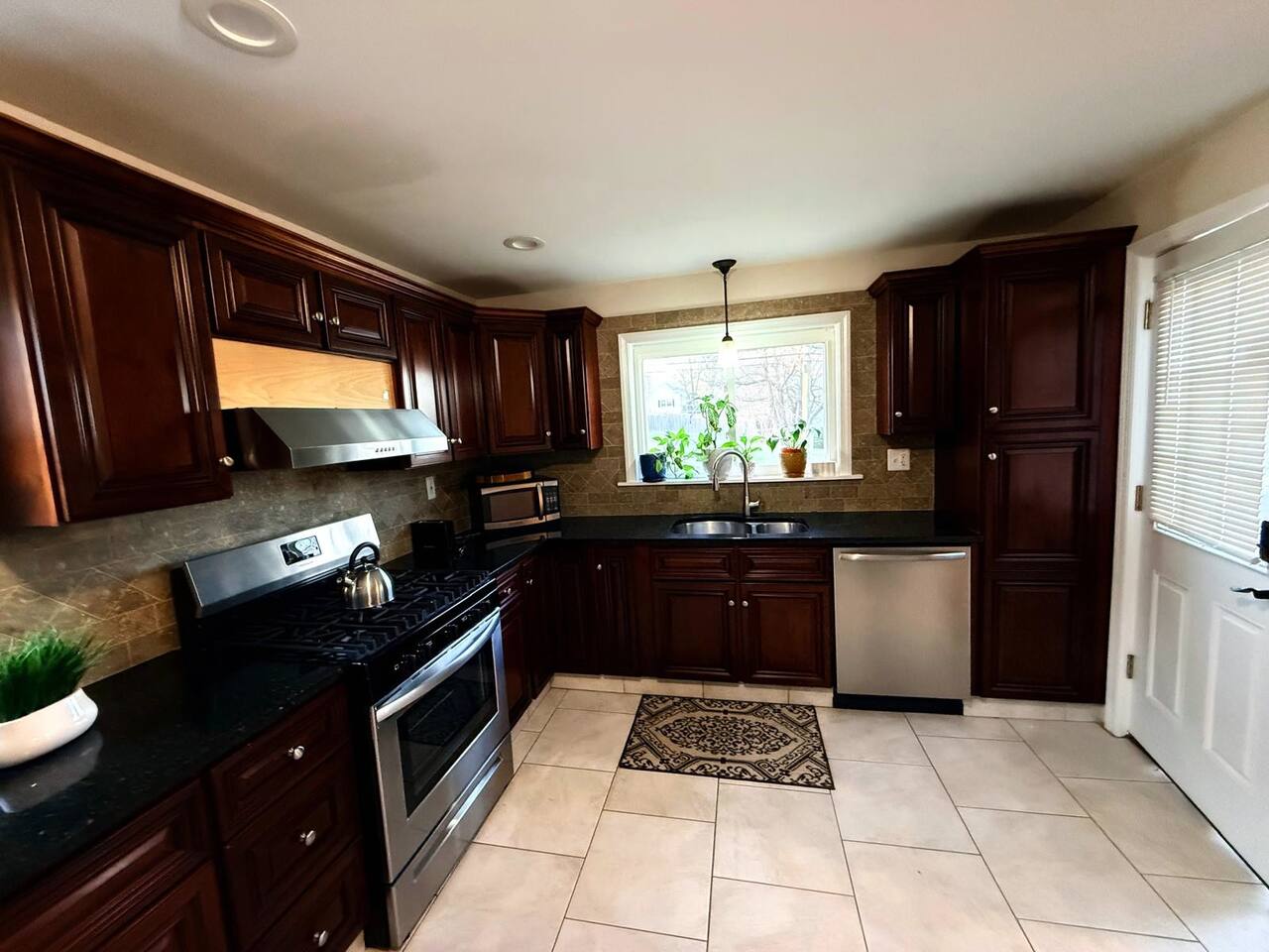 Budget Single Room near Yale, Private Driveway