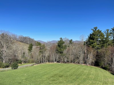 Wide-open lawn with mountain views—perfect for play, picnics, and sunsets.