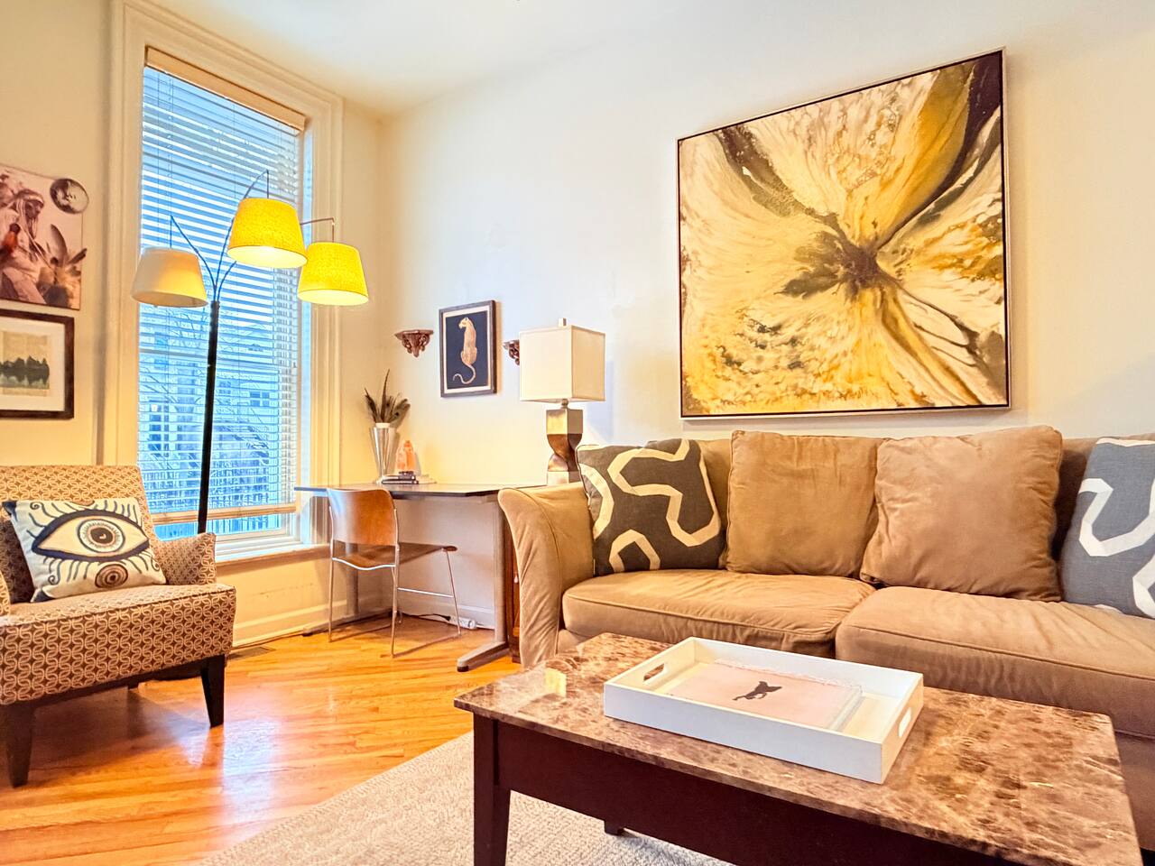 Charming Flat with Private Deck- Monthly
