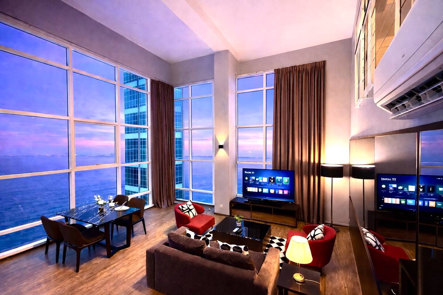 MRT185 Seaview Loft |High Ceiling Windows |Netflix