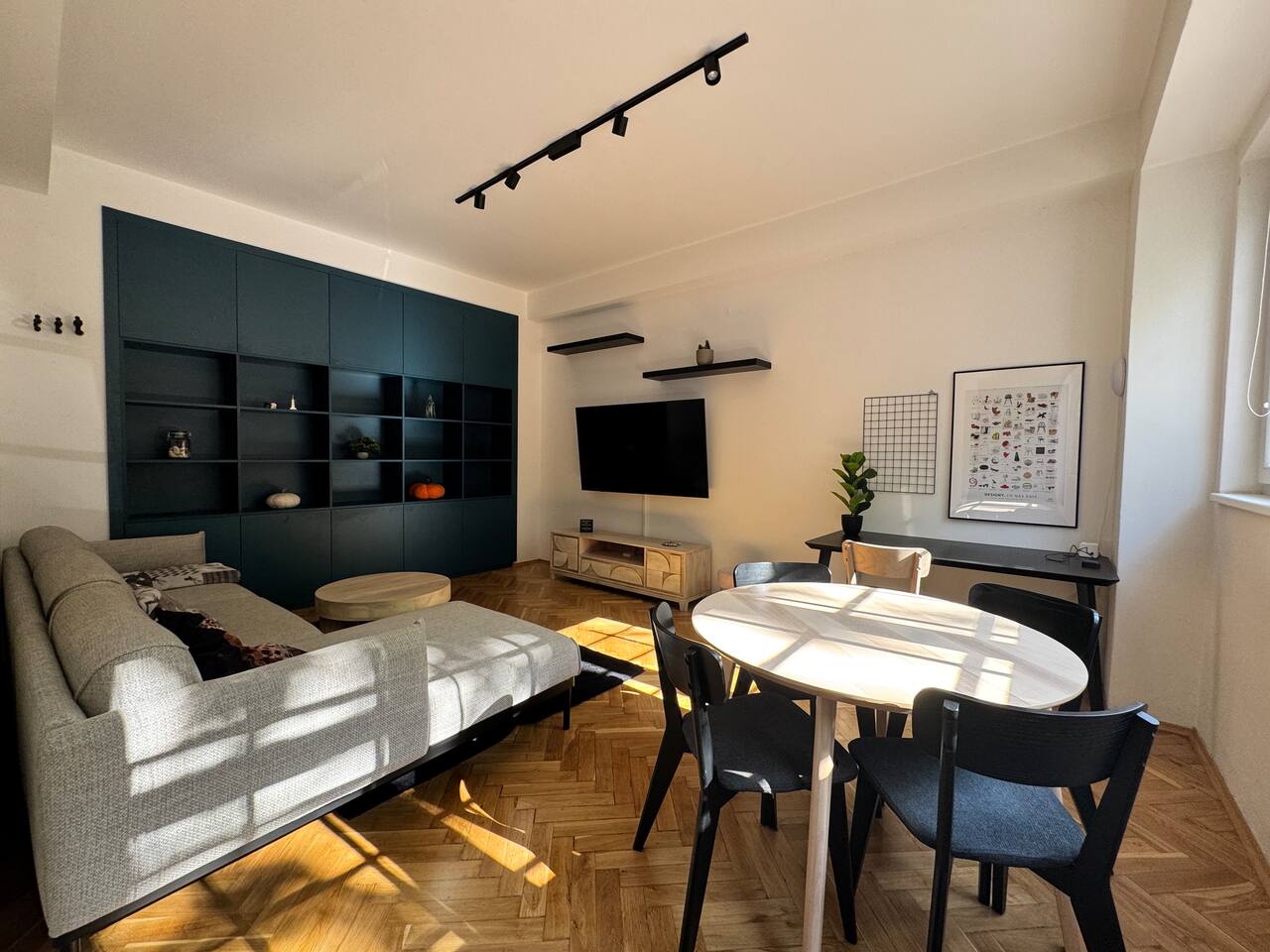 Design 2BR near Eden | AC • Workspace