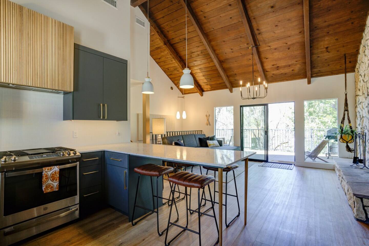 Mid-Century, AC, Spa, Dog-Friendly