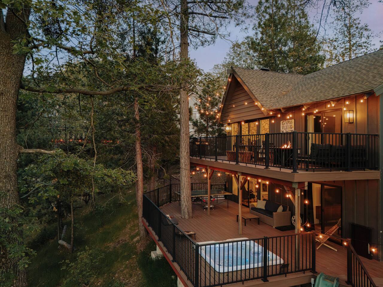 Slide Haus: Mid-Century w A/C, Hot Tub, Firepit, King Bed