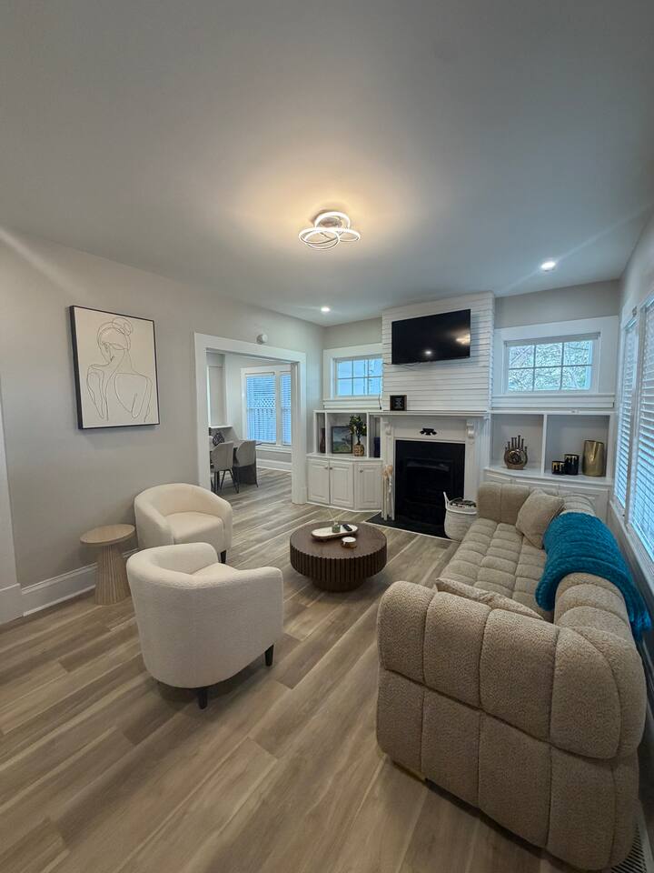 The Howeland House | Renovated + Walkable Location