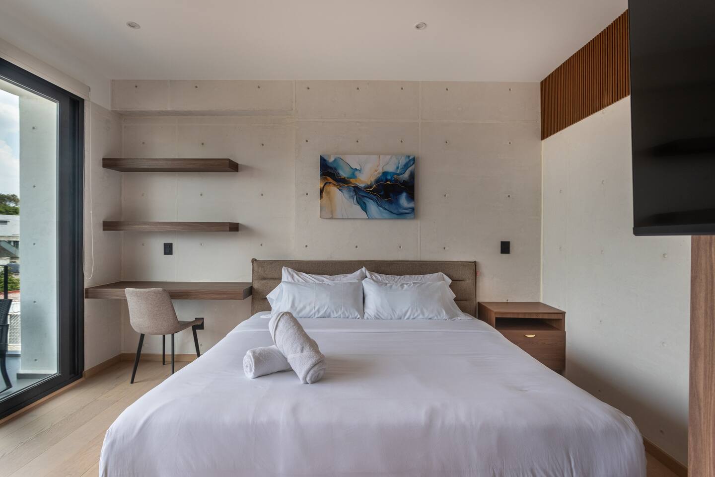Great loft king bed, balcony, Wi-Fi, and laundry - foto 3