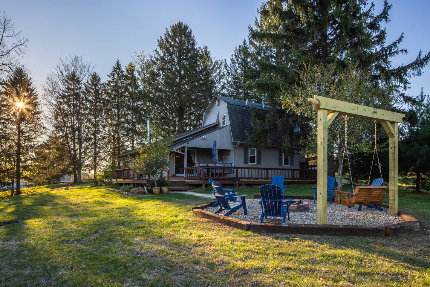 Hot tub/Firepit/Playset/Arcade/Close to everything