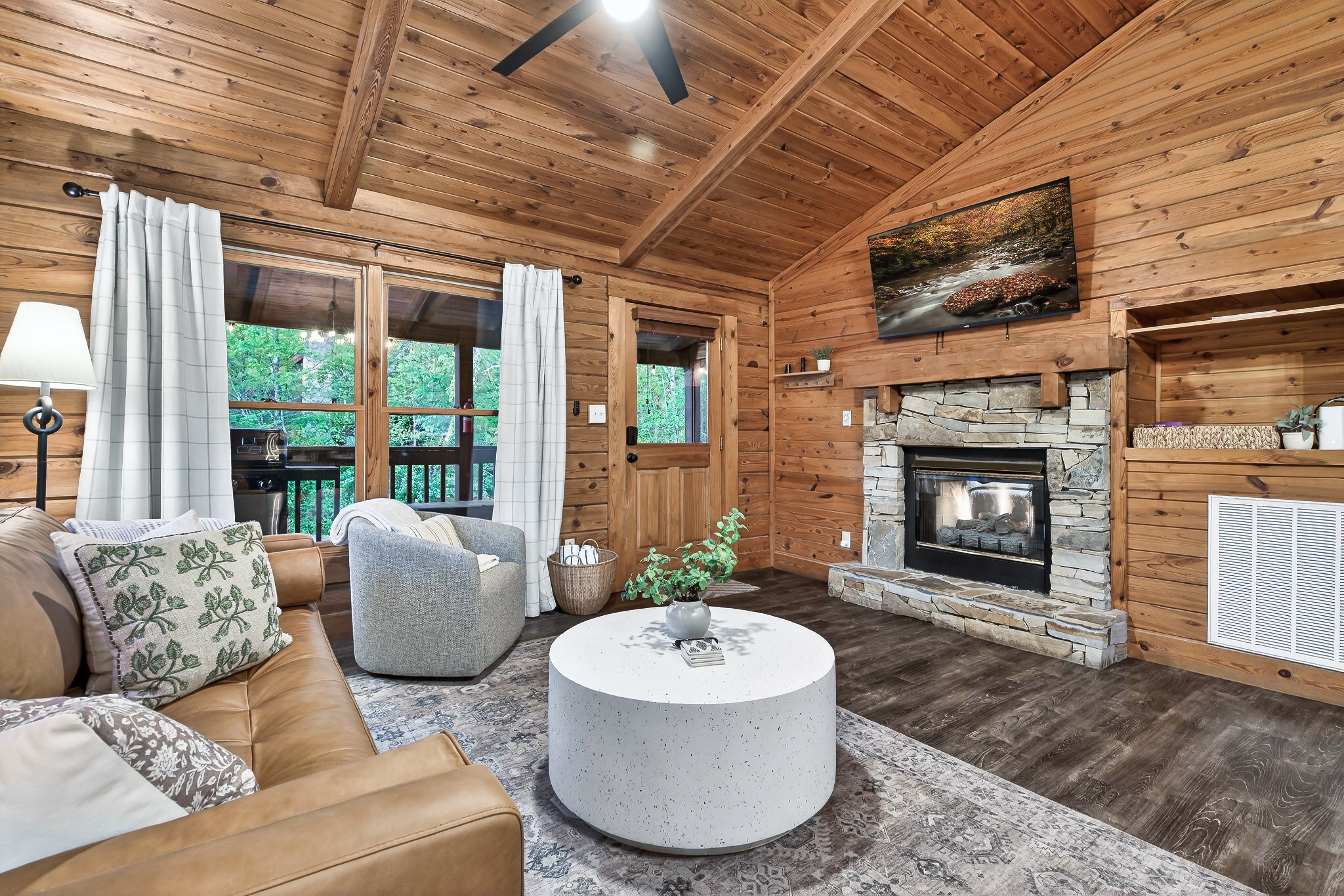 Couples Cabin + Hot Tub + King Bed +Near Parkway