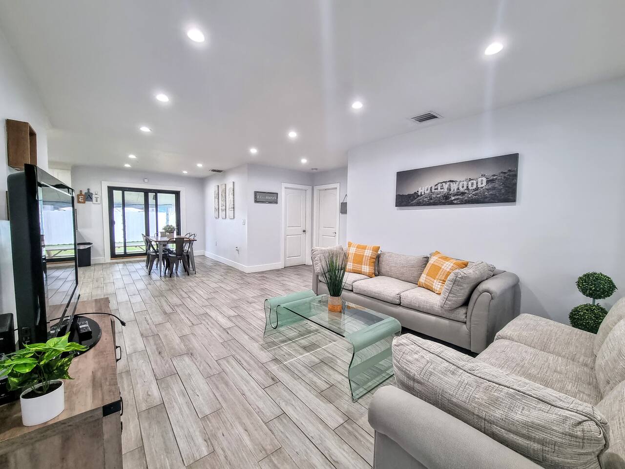 Downtown Hollywood - 3 miles to beach Sleeps 11