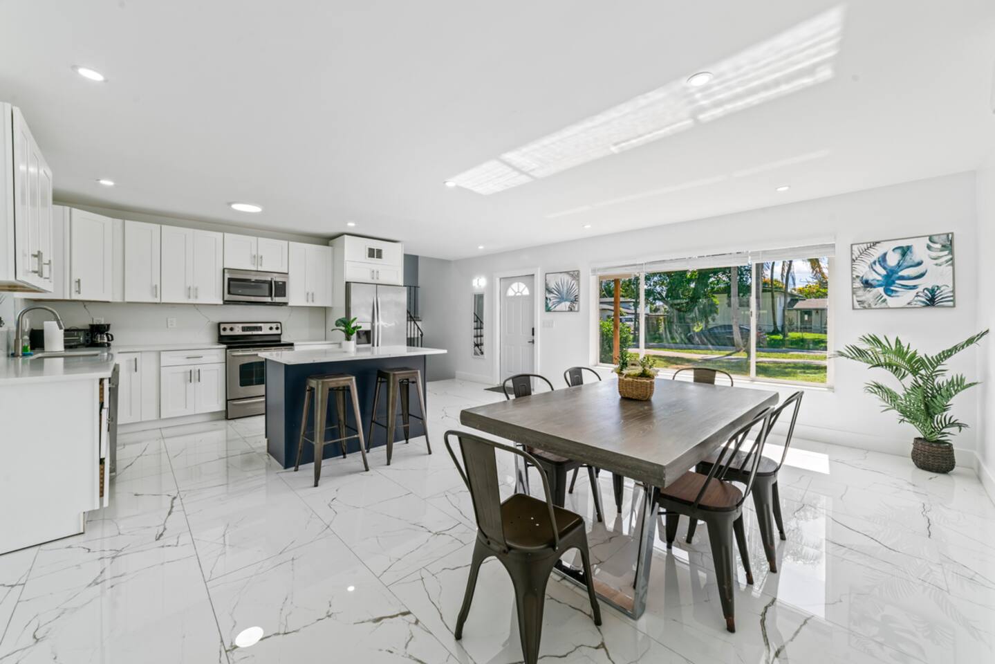 Casa Sol - 4 Bedroom 2 Bath -  7 beds - Large Yard