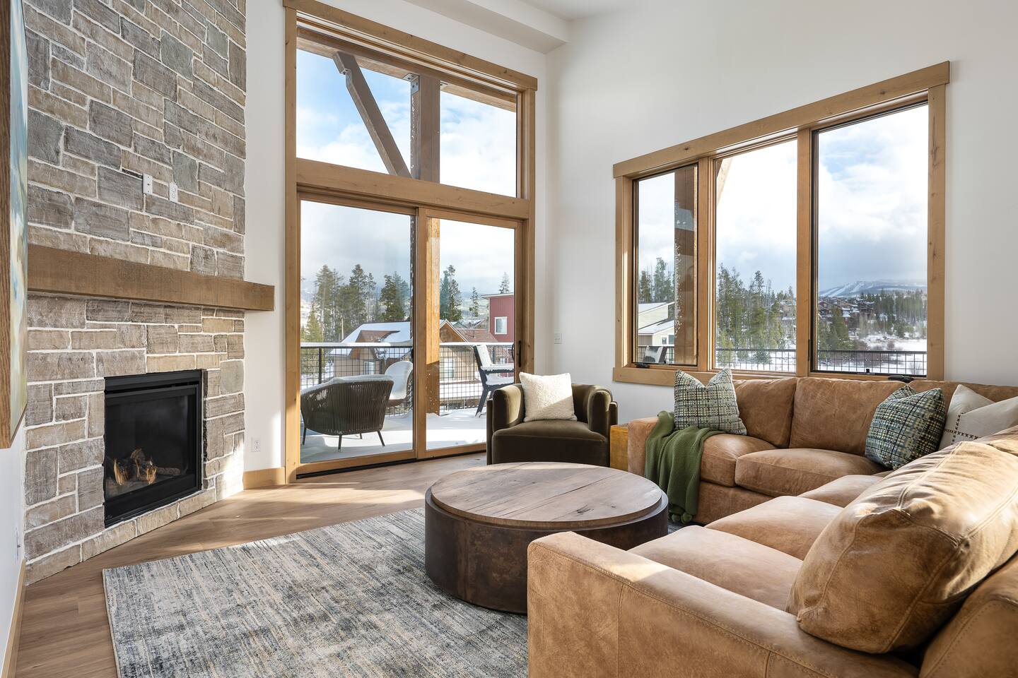 Top Floor 4BR Condo with Mountain Views & Hot Tub