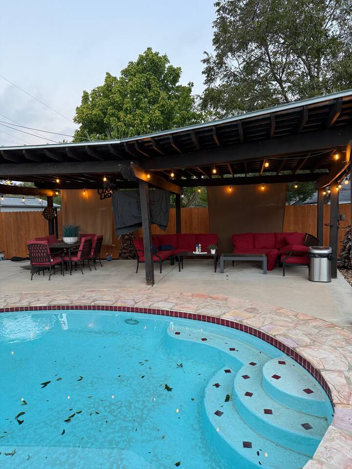 Relaxing Pool + Outdoor TV | Spacious 3/3 Retreat