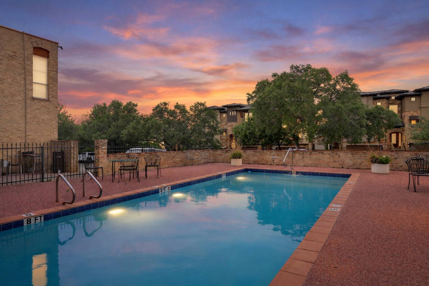 NEW Spacious 2BR Condo w Pool Near Domain & DT