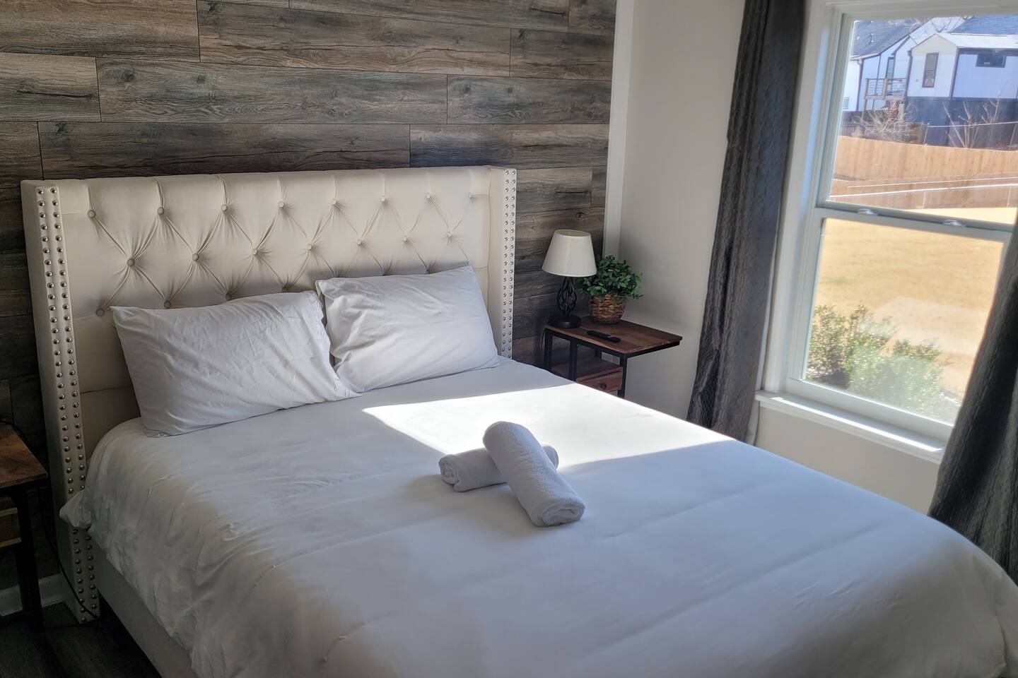 Cozy Ground Floor 2BR | Near Downtown & Stadiums photo 3