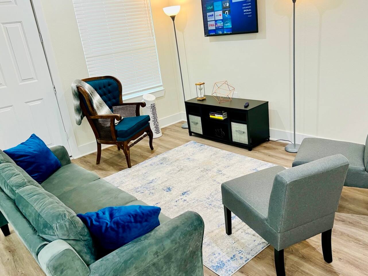 Apt 2-Bed 2-Full Bath FREE Parkg