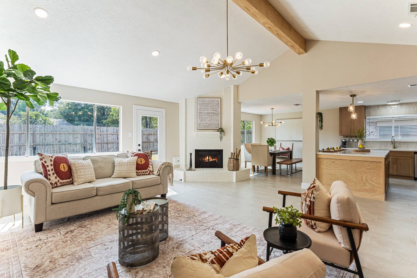 Stylish 4BR Retreat, Firepit Backyard, Prime Houston Location, Sleeps 10