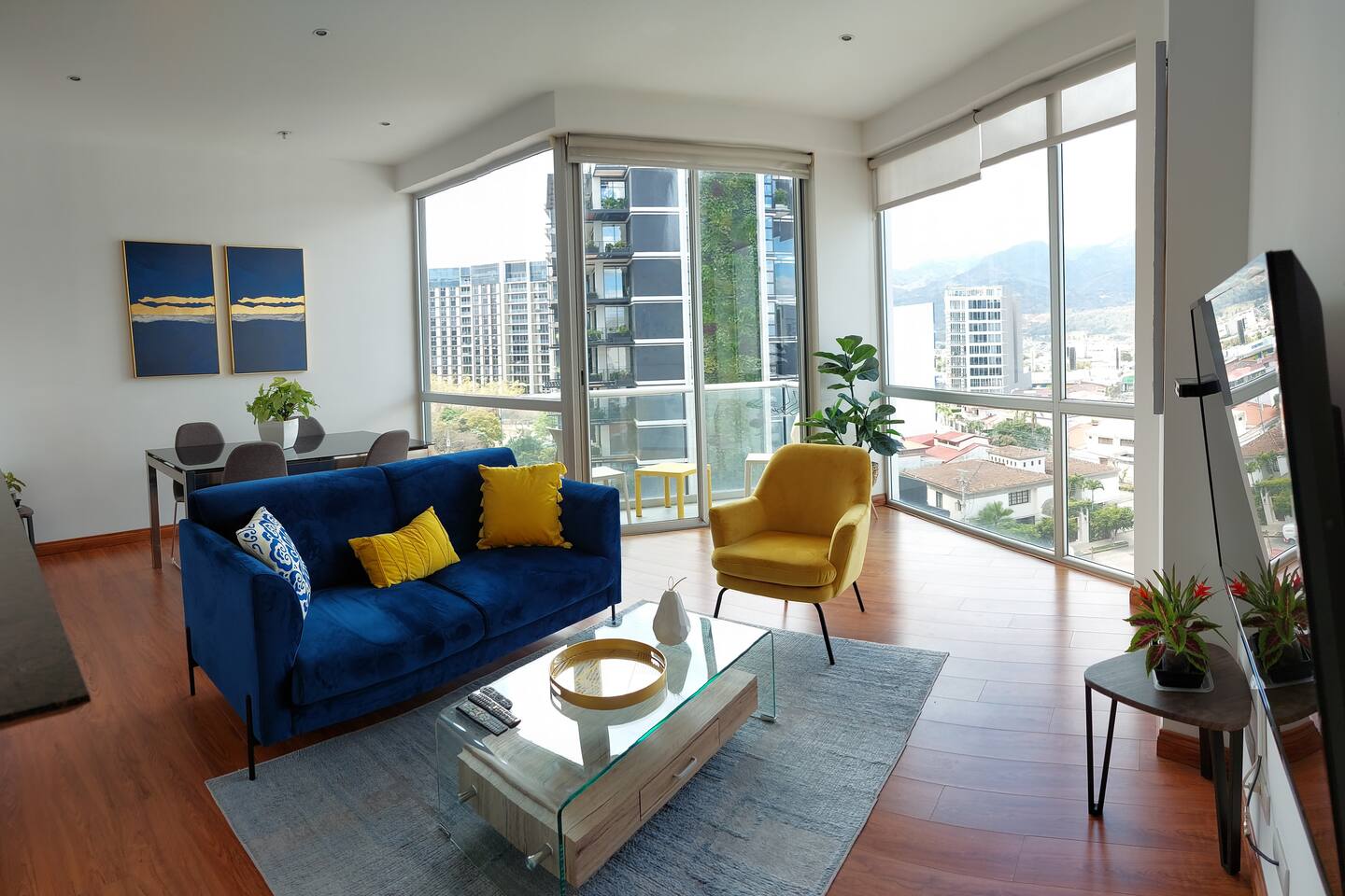 Modern High Rise Bldg - 760  ft2 - WalkScore 90