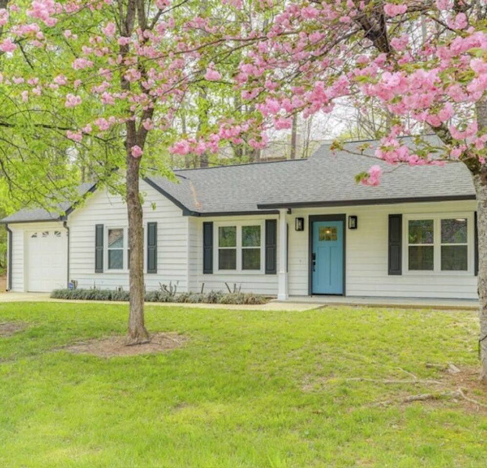 Modern Home • Near Downtown Woodstock • King Bed - Holiday Home