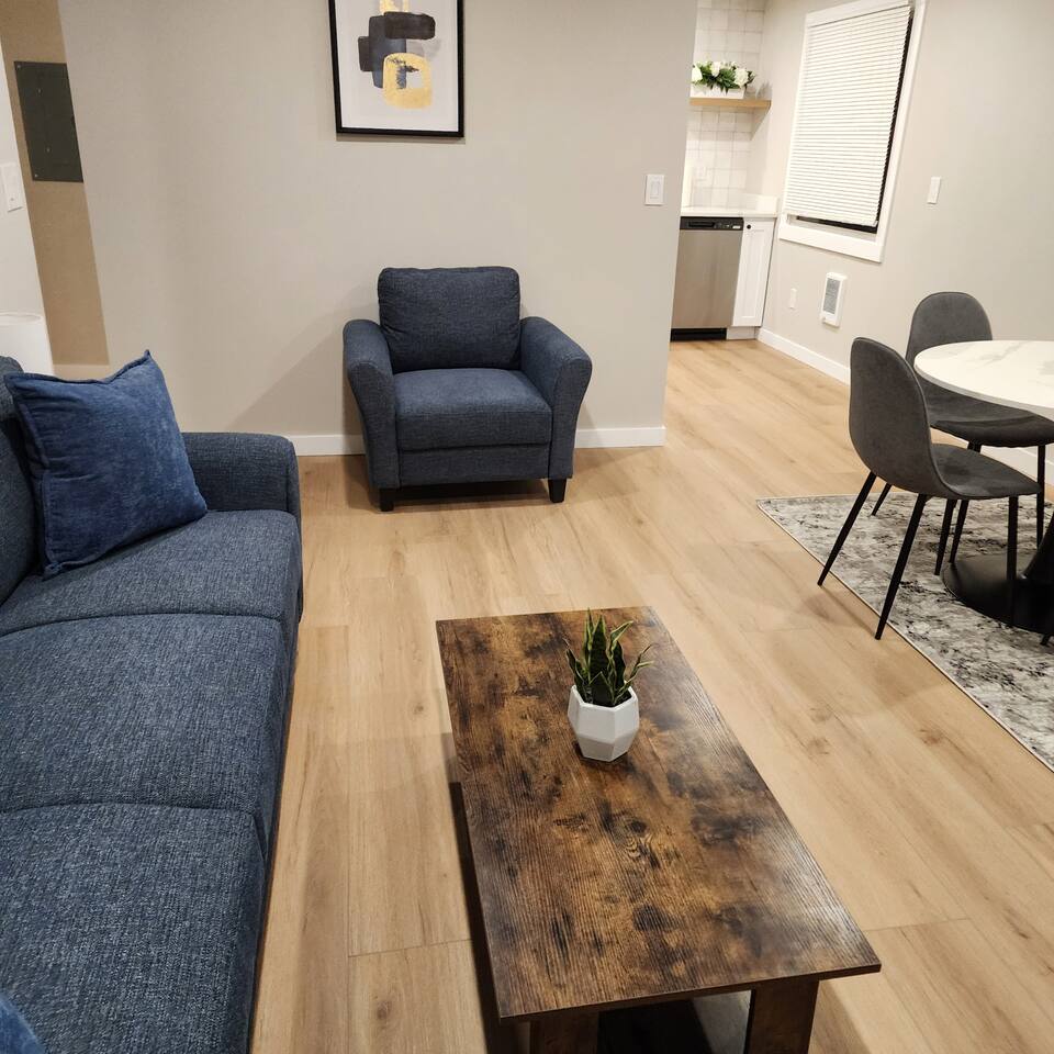 King Bed | Walk to it all! Stadium District Oasis