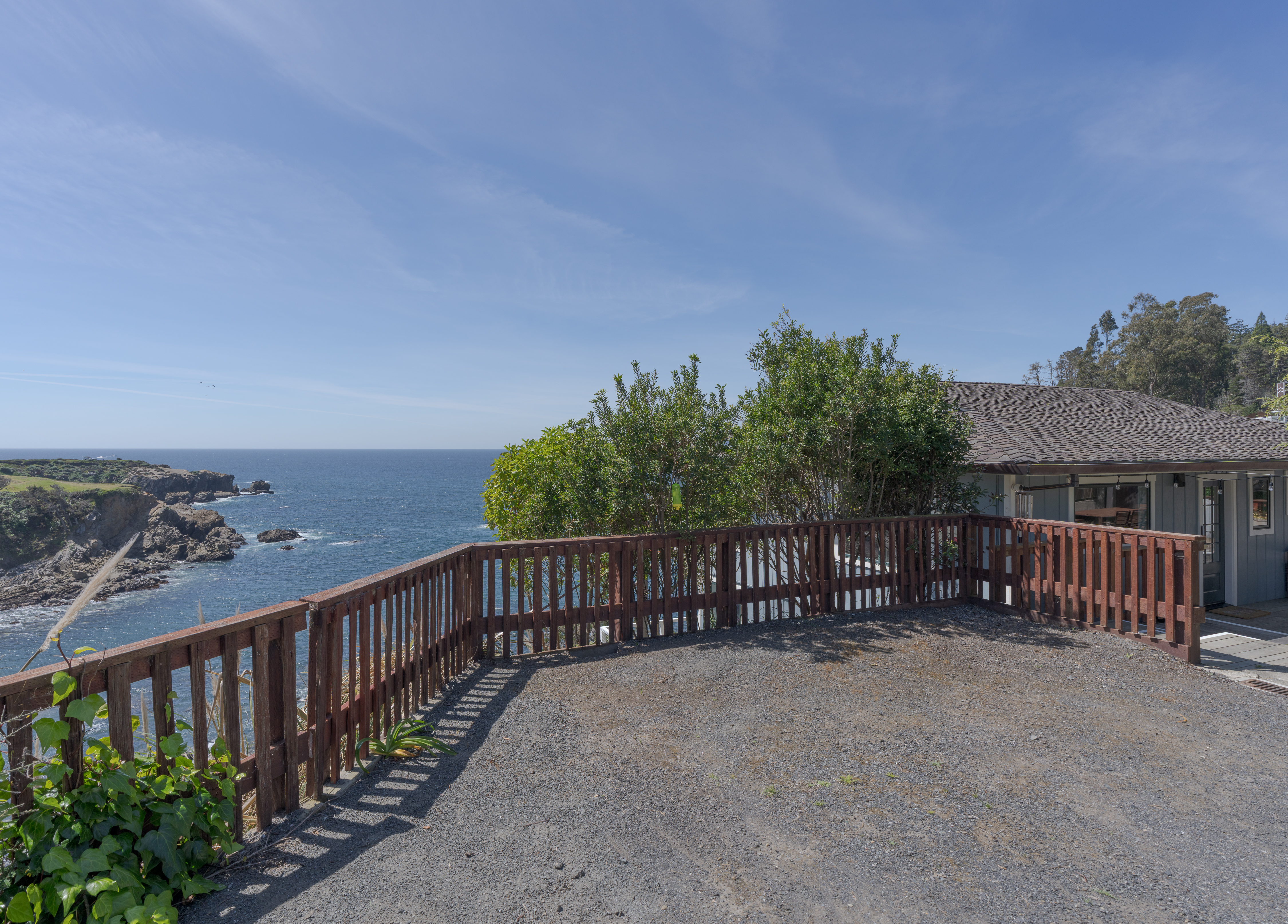 Cliffside deck with sweeping ocean views—perfect for sunsets