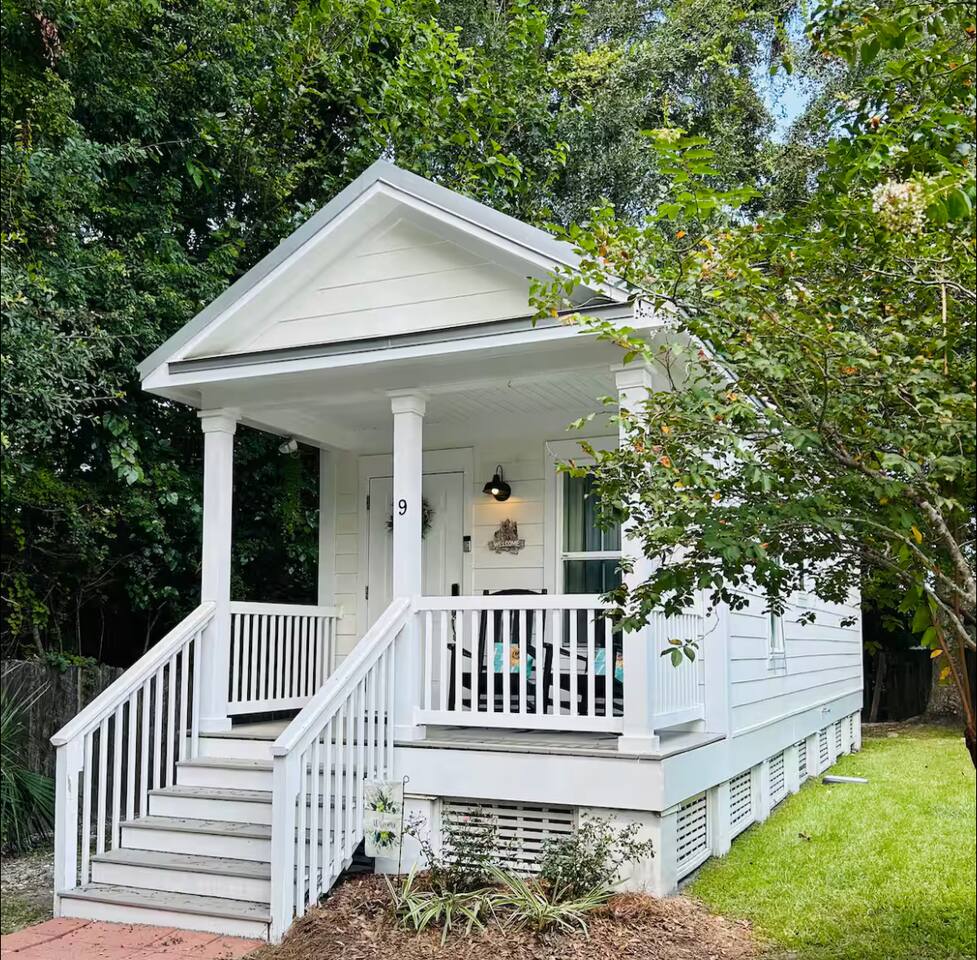 Coastal Downtown Cottage - Close to Nightlife
