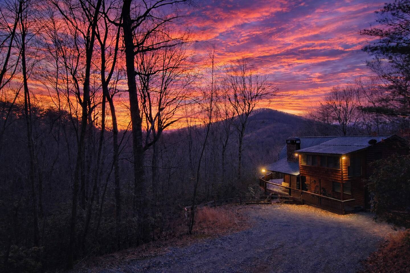 Hot Tub | Fire Pit | Gaming Table | MTN Views!