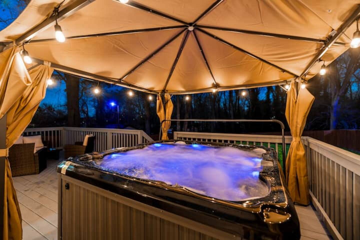 Sleeps 6 | Hot Tub | 3 miles to South End