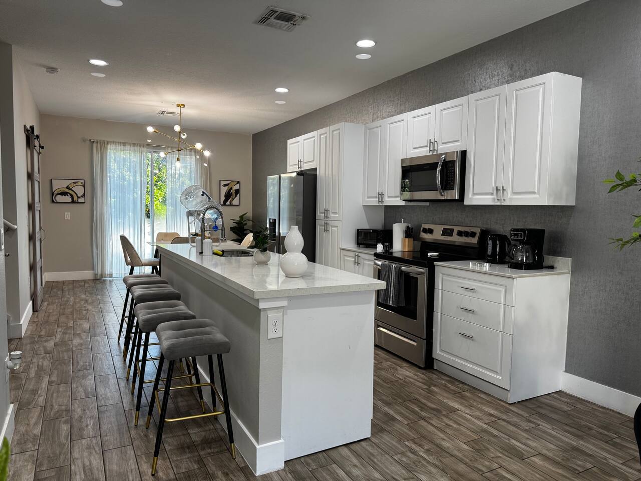 Super Calm-Sleeps 13 w Designs & close to Parks!