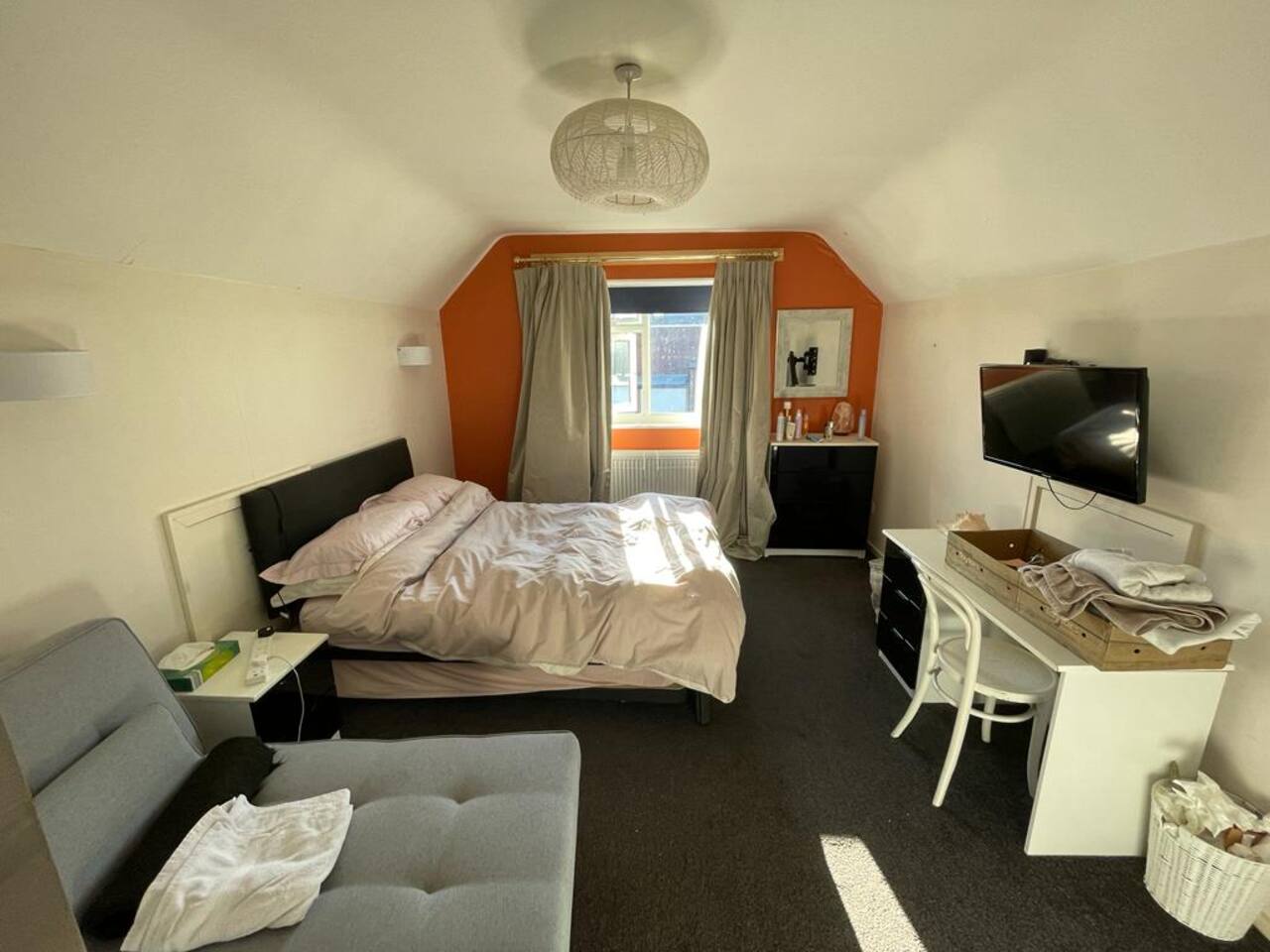 Quiet Room – TV, Desk & Bathroom