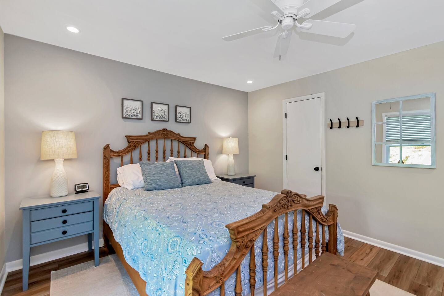 Guest room with queen bed
