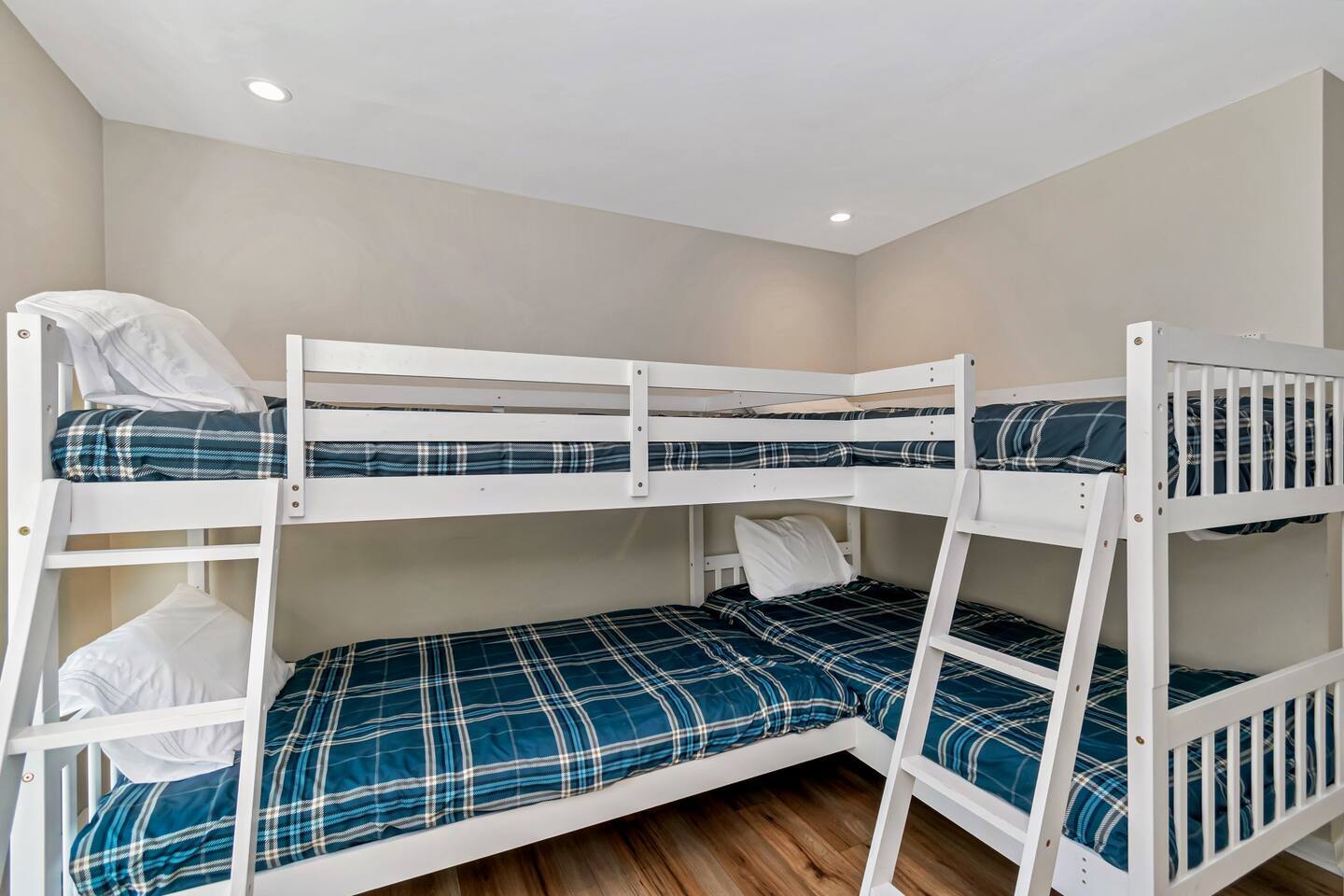 Bunk room with two bunk beds